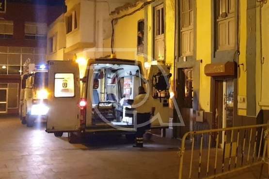 Una vecina de Los Llanos, evacuada a un centro hospitalario tras fracturarse la cadera en una caída/TA.